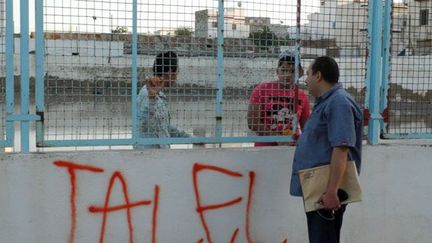 Mais quand ils reviennent de l’université, ils ne trouvent pas de travail, sauf dans les centres d’appel [notamment pour des firmes françaises, NDLR] ou font des petits boulots. Quant aux enfants des classes populaires, ils quittent l’école très tôt, se retrouvent ainsi livrés à la rue et à tous ses dangers, notamment la drogue», poursuit notre habitué des lieux. (FTV - Laurent Ribadeau Dumas)