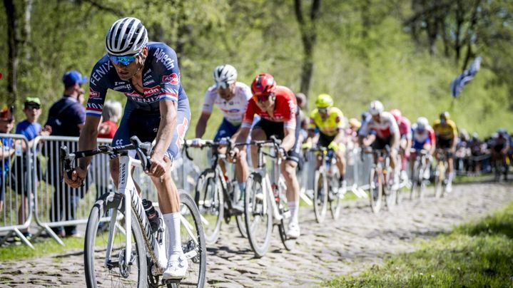 Mathieu van der Poel et le peloton lors de l'édition 2022 de Paris-Roubaix, le 17 avril 2022. (JASPER JACOBS / AFP)