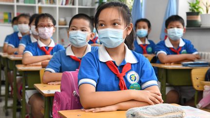 Des écoliers assistent à un cours, le 8 juin 2020, à Pékin (Chine). (REN CHAO / XINHUA / AFP)