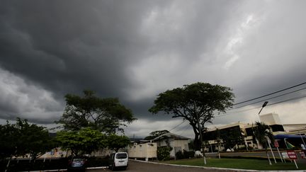 Les nuages noires annoncent l'arrivée imminente de l'ouragan Matthew à Kingston (Jamaïque), le 2 octobre 2016. (HENRY ROMERO / REUTERS)