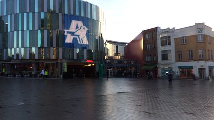 L'entrée du Auchan City de Tourcoing (Nord), sur le parvis Saint-Christophe.&nbsp; (KOCILA MAKDECHE / FRANCEINFO)