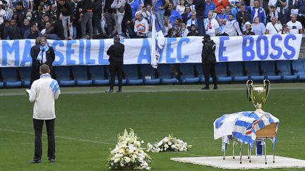 À jamais le premier dans le coeur des supporters marseillais, le "boss" Bernard Tapie fait ses adieux au Vélodrome, le 7 octobre. (NICOLAS TUCAT / AFP)