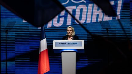 Marine Le Pen at the podium in Nice (Alpes-Maritimes) on October 6, 2024 (XAVIER DUVOT / HANS LUCAS)