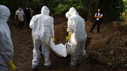 Les agents de sant&eacute; portent le corps d'une victime de l'Ebola,&nbsp;&agrave; Kailahun (Sierra Leone),&nbsp;le 8 Juillet 2014. (EYEPRESS NEWS / AFP)