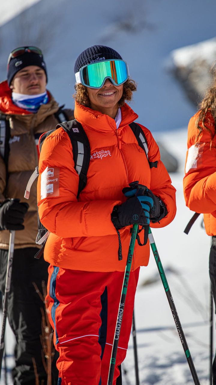 Nélia Barbosa découvre pour la première fois, le 25 novembre 2023, l'atmosphère particulière des Étoiles du sport, à Tignes, où sont rassemblés de très nombreux champions et championnes olympiques et paralympiques. (Étoiles du sport)