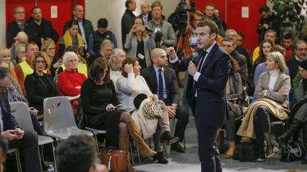 Emmanuel Macron répond aux questions de citoyens lors d'un débat, le 24 janvier à Bourg-de-Péage (Drôme), le 24 janvier 2019. (EMMANUEL FOUDROT / POOL / AFP)