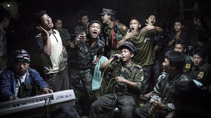 Premier prix cat&eacute;gorie "Reportage" : Des soldats de la&nbsp;Kachin Independence Army font la f&ecirc;te lors des fun&eacute;railles de l'un de leurs commandants &agrave; Burma (Birmanie), le 15 mars 2013. (JULIUS SCHRANK / DE VOLKSKRANT)