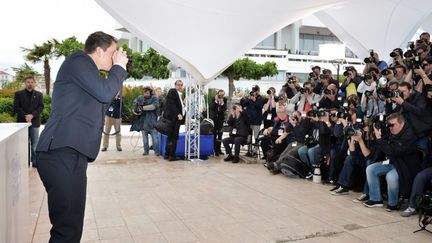 L'acteur américain, à l'affiche de "Foxcatcher" veut, lui aussi, garder un petit souvenir de la séance photo
 (BERTRAND LANGLOIS / AFP)