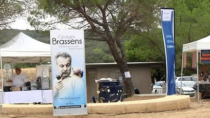 Des animations en hommage à George Brassens ont été installés sur l'aire de Loupian ce mardi.
 (capture d&#039;écran France 3 / Culturebox)