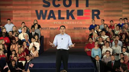 Le conservateur gouverneur du Wisconsin, 57 ans, pourrait créer la surprise. Le nom de Scott  Walker ne disait rien aux Américains jusqu'à ce qu'en 2011, d'immenses manifestations syndicales n'envahissent Madison, la capitale du Wisconsin. Motif : son projet de réduction du pouvoir de négociation collective des syndicats de fonctionnaires. Il l’a emporté non sans l'appui de conservateurs de tout le pays qui voyaient dans la bataille du Wisconsin un front essentiel de la guerre contre la gauche. Il a également remis en cause les acquis sociaux des fonctionnaires. (REUTERS/Darren Hauck)