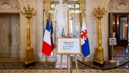 Malgré la polémique sur le maintien du premier tour des élections municipales pendant le stade 3 de l'épidémie de coronavirus, les bureaux de vote du prestigieux Musée Massena à Nice, ont accueilli&nbsp;des&nbsp;électeurs.&nbsp; (ARI? BOTBOL / HANS LUCAS / AFP)