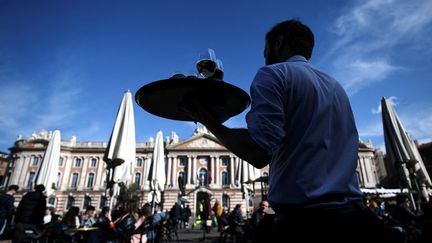 L'hôtellerie-restauration a du mal à recruter. Un serveur à Toulouse (Haute-Garonne). (VALENTINE CHAPUIS / AFP)