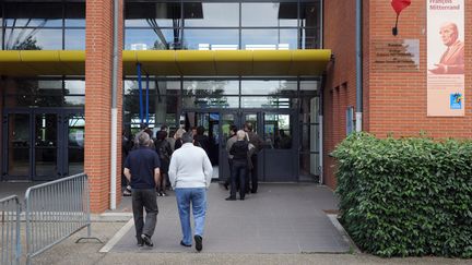 Le coll&egrave;ge Fran&ccedil;ois-Mitterrand de Fenouillet, pr&egrave;s de Toulouse, o&ugrave; un &eacute;l&egrave;ve de 13 ans a poignard&eacute; sa professeure, le 15 mai 2009.&nbsp; (PASCAL PAVANI / AFP)