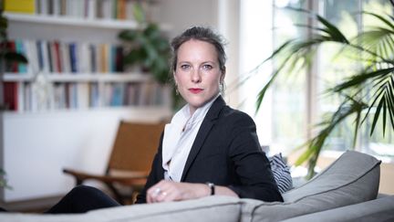 La candidate pour Matignon du Nouveau Front populaire Lucie Castets pose chez elle lors d'une séance photo, à Paris, le 24 juillet 2024. (JOEL SAGET / AFP)