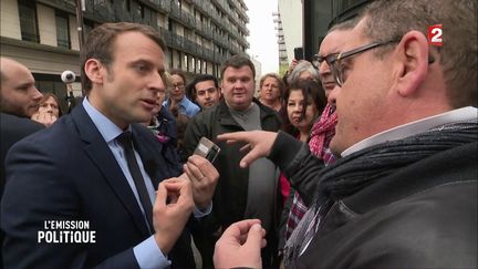 Emmanuel Macron face à des salariés du groupe Vivarte, dans un reportage diffusé sur France 2, jeudi 7 avril. (FRANCE 2)