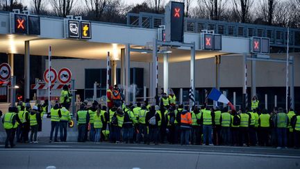 Le 24 novembre, des "gilets jaunes" qui avaient lancé une opération "péage gratuit" à la Gravelle en Mayenne, avaient été évacués par les CRS. (MARC OLLIVIER / MAXPPP)