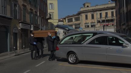 Les pompes funèbres sont débordées en Italie. (OMAR OUAHMANE / GILLES GALLINARO / RADIO FRANCE)