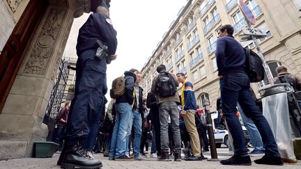 Un policier en faction devant un lyc&eacute;e de Strasbourg (Bas-Rhin), le 21 mai 2013, &agrave; la suite des menaces de fusillade dans un lyc&eacute;e alsacien, publi&eacute;es le 14 mai sur internet. (PATRICK HERTZOG / AFP)