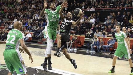 A l'image de ce qu'ils avaient fait ici face à l'ASVEL, les joueurs de Nanterre ont fait preuve contre les Champenois de Châlons de caractère et de réussite offensive.  (JOEL PHILIPPON / MAXPPP)