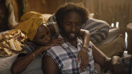 Yasmin Warsame (Nasra) et Omar Abdi (Guled) dans une scène du film&nbsp;"La Femme du fossoyeur" ("The Gravedigger’s Wife"),&nbsp;de&nbsp;Khadar Ayderus Ahmed.&nbsp;
 (LA FEMME DU FOSSOYEUR)