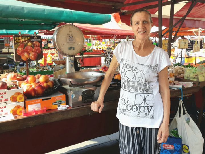 Antonella, depuis 46 ans sur le marché de Porta Palazzo, à Turin en Italie. (ISABELLE LABEYRIE / RADIO FRANCE)