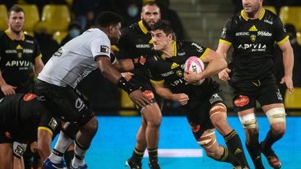 Le Rochelais Paul Boudehent face aux joueurs lyonnais lors du match de Top 14 entre le Stade Rochelais et le LOU, lundi 27 décembre 2021, au stade Marcel Deflandre. (XAVIER LEOTY / AFP)