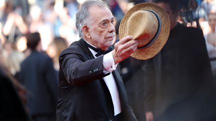 Francis Ford Coppola salue la foule venue l'accueillir à Cannes, le 16 mai 2024.