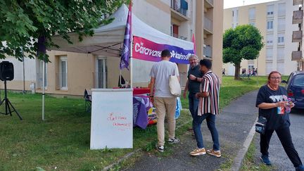 Sur leur stand, les militants défendent le programme de La France insoumise contre la vie chère. (VICTORIA KOUSSA ./ RADIO FRANCE)