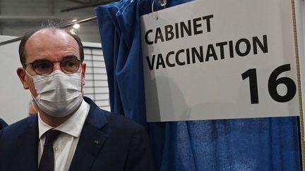 Jean Castex visite&nbsp;un centre de vaccination Covid-19 au&nbsp;Parc Chanot&nbsp;à&nbsp;Marseille. (CHRISTOPHE SIMON / AFP)