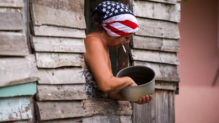 Une femme porte un foulard aux couleurs du drapeau am&eacute;ricain, &agrave; La Havane (Cuba), le 1er juillet 2015.&nbsp; (YAMIL LAGE / AFP)