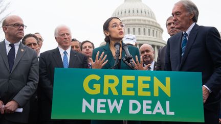 La représentante Alexandria Ocasio-Cortez et le sénateur Ed Markey (à droite), le 7 février 2019 à Washington (Etats-Unis). (SAUL LOEB / AFP)