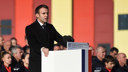 Emmanuel Macron, le 6 décembre 2019, lors d'une cérémonie d'hommage pour les trois secouristes morts en intervention lors des inondations dans le sud-est, à Nimes (Gard).&nbsp; (SYLVAIN THOMAS / AFP)