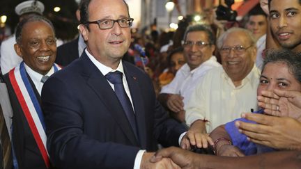 &nbsp; (Chaleureusement accueilli dans l'Océan Indien où il est en tournée, François Hollande a promis des annonces "dès la semaine prochaine" © REUTERS/Laurent Capmas)