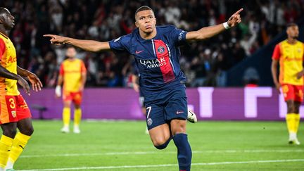 Kylian Mbappé célèbre son premire but contre Lens, lors de la troisième journée de Ligue 1, le 26 août 2023. (MATTHIEU MIRVILLE / AFP)