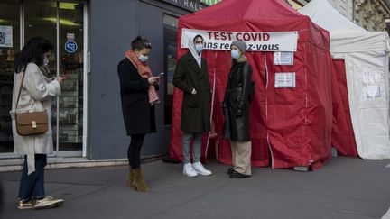 Un centre temporaire de dépistage du Covid-19 installé sous une tente, le 9 janvier 2021 à Paris. (MAGALI COHEN / HANS LUCAS / AFP)