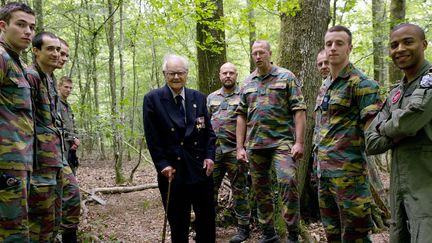 Entouré de jeunes élèves officiers pilotes belges, le vétéran britannique Raymond  Worrall, qui fut hébergé par les résistants français en 1944, dans la forêt à Villebout (Loir-et-Cher).
 (GUILLAUME SOUVANT / AFP)