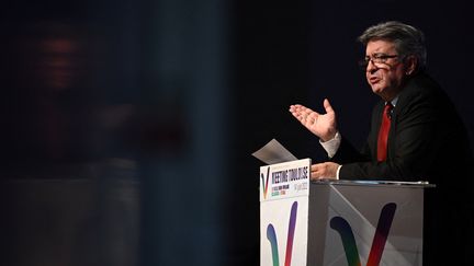 Le leader de la France insoumise Jean-Luc Mélenchon, lors d'un meeting&nbsp;de la Nouvelle union populaire, écologique et sociale (Nupes), le 14 juin 2022 à Toulouse (Haute-Garonne).&nbsp; (LIONEL BONAVENTURE / AFP)