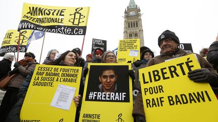 Des militants d'Amnesty International manifestent pour la lib&eacute;ration de Raif Badawi, le 29 janvier 2015 &agrave; Ottawa (Canada). (CHRIS WATTIE / REUTERS)