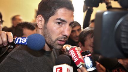 Nikola Karabatic s'exprime apr&egrave;s une audition au Palais de justice de Montpellier, dans l'affaire des paris suspects, le 16 octobre 2012.&nbsp; (PASCAL PARROT / REUTERS)