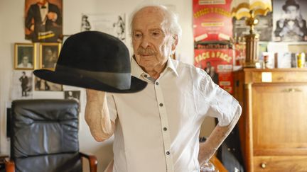 L'humoriste et acteur Popeck, chez lui, à Neuilly-sur-Seine, le 15 septembre 2023. (OLIVIER CORSAN / MAXPPP)