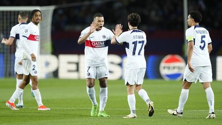 Vitinha et Kylian Mbappé célèbrent le but du Portugais pour Paris contre Barcelone, le 16 avril 2024 à Montjuïc. (JOSE BRETON / NURPHOTO / AFP)