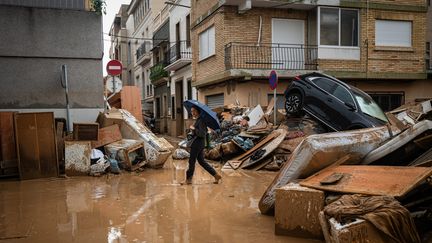 Une habitante marche dans une rue inondée, le 3 novembre 2024 à Valence (Espagne). (AXEL MIRANDA / MAXPPP)