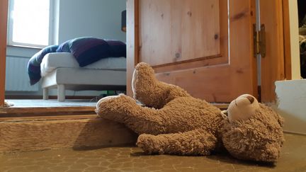 Une peluche devant une chambre. Photo d'illustration. (RENAUD CANDELIER / RADIO FRANCE)