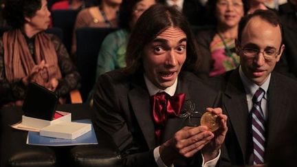 Le mathématicien Cédric Villani lors de sa remise de la médaille Field dans "Comment j'ai détesté les Maths" d'Olivier Peyon 
 (Haut et Court )