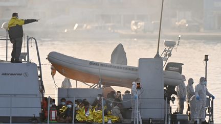 Des migrants secourus au large des côtes italiennes, en mai 2021 (photo d'illustration). (ALBERTO PIZZOLI / AFP)