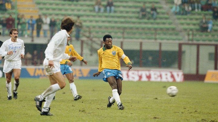 Pelé avec le brassard de la Seleçao, le 31 octobre 1990 à Milan. (AP)