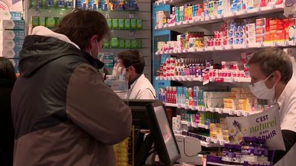 Covid-19&nbsp;: la vaccination désormais possible 7j/7 dans les pharmacies (France 3)