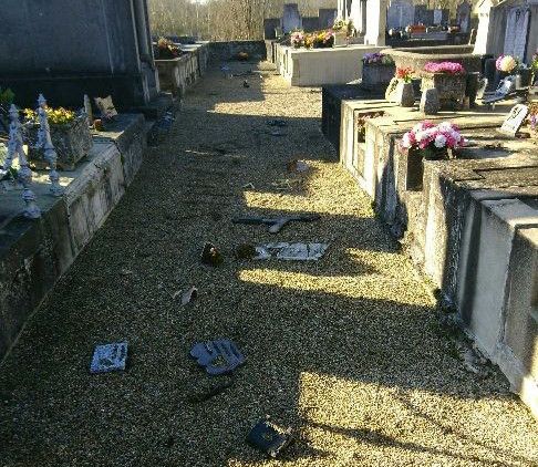 Une quinzaine de tombes du cimetière d'Andancette ont été dégradées. (FRÉDÉRIC CHENEVIER)