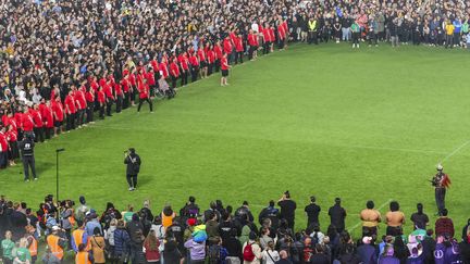 Les participants se réunissent pour battre le record du plus grand haka de masse à l'Eden Park d'Auckland, en Nouvelle Zélande, le 29 septembre 2024 (DJ MILLS / AFP)