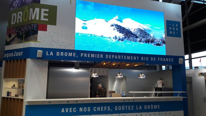 Le stand de la&nbsp;Drôme, à la veille de l'ouverture du Salon de l'agriculture 2018 : il revendique le titre de premier département bio de France. (SANDRINE ETOA-ANDEGUE / RADIO FRANCE)